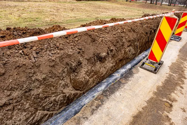 Hendek yeni plastik su boru hattı. Eski paslı tüpler tarafından yeni bir değiştirme