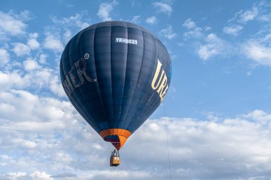 Sibiu City, Romanya - 03 Mart 2024 İnsanlar sıcak hava balonuyla uçuyor