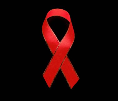İzole edilmiş siyah arkaplanda AIDS farkındalığının kırmızı ipek kurdele sembolü