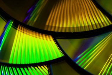 Sanatsal ışıklandırmalı DVD disklerin yüzeyinin yansıması