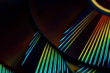 Sanatsal ışıklandırmalı DVD disklerin yüzeyinin yansıması