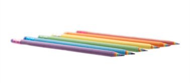 Renkli silgiyle Geri Dönüşümlü Kağıt tarafından yapılan renkli kalemler beyaz arkaplanda düzenlenmiştir.