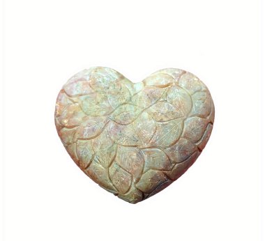 taş kalp şeklinde, beyaz üzerinde izole.