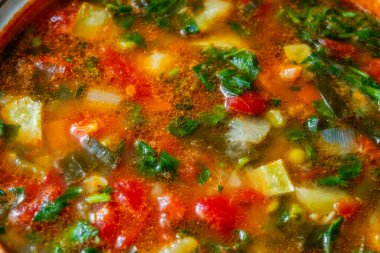 Geleneksel Romanya sebze çorbasıyla dolu bir tencere.