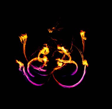 Ateş alevi olan güzel soyut şekiller, büyüleyici bir görüntü, ışıklandırma, bir gösteri sırasında Ateş Hareketi ile sonuçlanır.