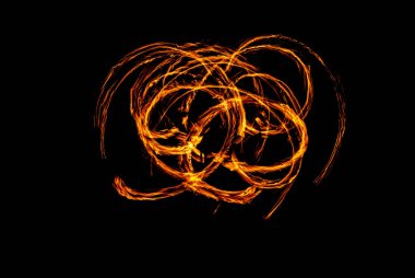 Ateşli güzel şekiller, büyüleyici bir görüntü, ışık boyası, bir gösteri sırasında Ateş Hareketi