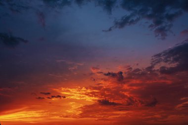 Gökyüzünde yükselen bulutlar. Gün batımı. Hava Durumu