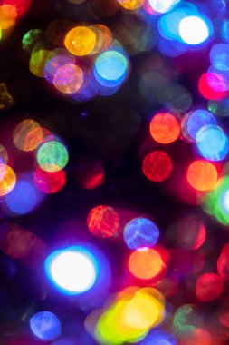 Parıldayan soyut renkli çemberler noel ışıklarının arka planının odak noktasını kaldırdı. Bulanık peri ışıkları. Odak dışı tatil arkaplanı Noel ağacı