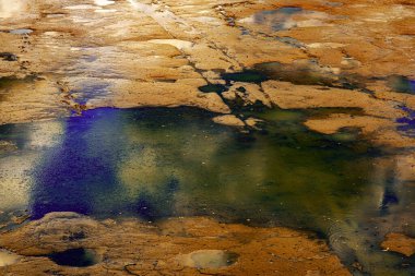 Kuru bir gölün dibinde küçük bir su akıntısı
