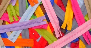 Kumaş veya tekstil bağlamak için kullanılan çok renkli fermuarlar veya Zip Fasteners