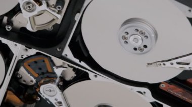 Bilgisayardan parçalanmış sabit disk. Ayna efektli. Bilgisayar kaputundan ayna efektleriyle birlikte sabit disk açıldı. Bilgisayarın bir parçası, dizüstü bilgisayar