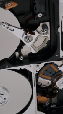Bilgisayardan parçalanmış sabit disk. Ayna efektli. Bilgisayar kaputundan ayna efektleriyle birlikte sabit disk açıldı. Bilgisayarın bir parçası, dizüstü bilgisayar