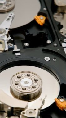 Bilgisayardan parçalanmış sabit disk. Ayna efektli. Bilgisayar kaputundan ayna efektleriyle birlikte sabit disk açıldı. Bilgisayarın bir parçası, dizüstü bilgisayar