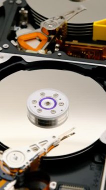 Bilgisayardan parçalanmış sabit disk. Ayna efektli. Bilgisayar kaputundan ayna efektleriyle birlikte sabit disk açıldı. Bilgisayarın bir parçası, dizüstü bilgisayar