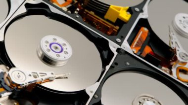 Bilgisayardan parçalanmış sabit disk. Ayna efektli. Bilgisayar kaputundan ayna efektleriyle birlikte sabit disk açıldı. Bilgisayarın bir parçası, dizüstü bilgisayar