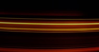 Karanlık arkaplanda soyut ışık izleri