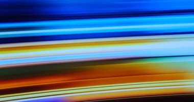 Koyu arkaplanda 4K soyut ışık izleri