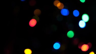 Disko partisindeki renkli bokeh ışıklandırması siyah arkaplan ile maviye boyandı 
