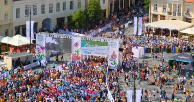 Sibiu City, Romanya - 25 Mayıs 2024. Uluslararası Maraton Sibiu 'nun hava manzarası, Romanya' nın en büyük hayır maratonu olan Büyük Meydan, Sibiu, Romanya