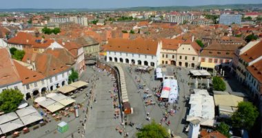 Sibiu City, Romanya - 25 Mayıs 2024 'te ülkenin en büyük hayır maratonu olan Uluslararası Maraton Sibiu' nun taşlı caddesinde yürüyen yayaların hava manzarası, Romanya 'nın Sibiu eski kenti