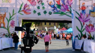 Sibiu City, Romanya - 25 Mayıs 2024. Ülkedeki en büyük yardım maratonu olan Büyük Meydan, Sibiu, Romanya 'daki Uluslararası Sibiu Maratonu