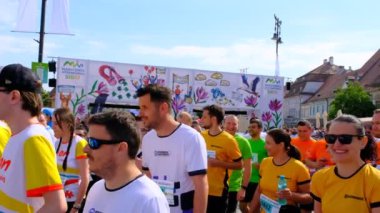 Sibiu City, Romanya - 25 Mayıs 2024. Ülkedeki en büyük yardım maratonu olan Büyük Meydan, Sibiu, Romanya 'daki Uluslararası Sibiu Maratonu