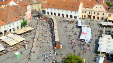 Sibiu City, Romanya - 25 Mayıs 2024 'te ülkenin en büyük hayır maratonu olan Uluslararası Maraton Sibiu' nun taşlı caddesinde yürüyen yayaların hava manzarası, Romanya 'nın Sibiu eski kenti