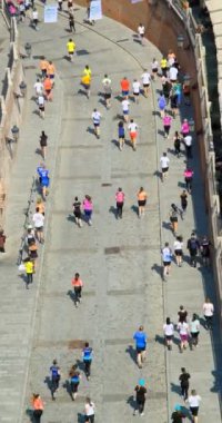 Sibiu City, Romanya - 25 Mayıs 2024 'te ülkenin en büyük hayır maratonu olan Uluslararası Maraton Sibiu' nun taşlı caddesinde yürüyen yayaların hava manzarası, Romanya 'nın Sibiu eski kenti