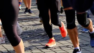 Sibiu City, Romanya - 25 Mayıs 2024. Ülkedeki en büyük yardım maratonu olan Uluslararası Maraton Sibiu 'da insanlar, bacaklar ve yolda koşmak.