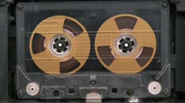 Teypteki ses kaydını kullanan ses teybi.