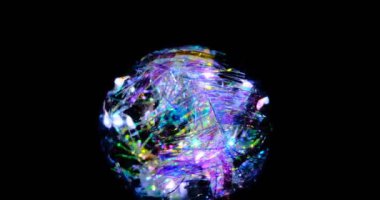 Noel ışığı topu koyu arkaplanda dönüyor