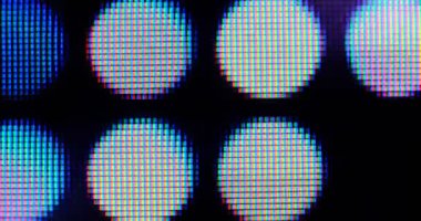 4K LED matris kırmızı, mavi ve yeşil alt piksellerin ekstrem makro görünümü, monitör veya TV ekranı. Renkli piksel dokusu soyut bir kalıp oluşturur.