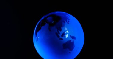 Mavi kristal toprak küre koyu arkaplanda döner
