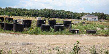 Sibiu, Romanya - 20 Temmuz 2024 - Şehrin su tedarik sisteminin restorasyonu, eski su taşıma boru hattının restorasyonu için çeşitli parçalar ve göstergeler