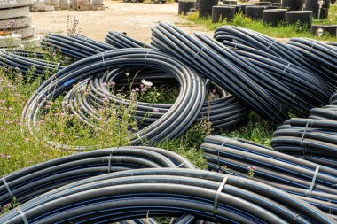 Sibiu, Romanya - 20 Temmuz 2024 - Şehrin su tedarik sisteminin restorasyonu, eski su taşıma boru hattının restorasyonu için çeşitli parçalar ve göstergeler