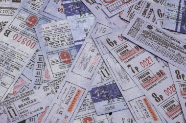 Dünyanın dört bir yanından klasik biletler, tiyatro, sinema, konser, ulaşım, bilet, otel resepsiyon kartları ve diğer belgeler.