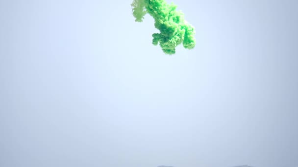Зелений Фіолетовий Кольоровий Чорнило Вибухає Воді Утворює Абстрактний Димовий Візерунок — стокове відео
