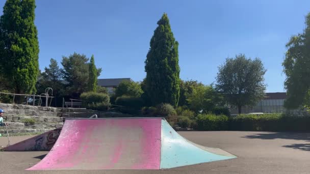 Boy Protective Sportswear Riding Push Scooter Skateboard Park — Vídeo de stock