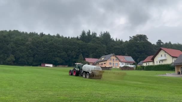 Traktorspridning Stallgödsel Från Tankfartyg Jordbruksmark — Stockvideo