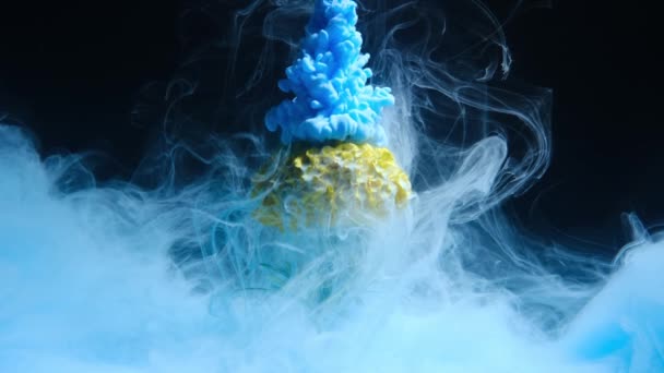 Blue Colored Ink Drops Water Yellow Chrysanthemum Form Abstract Smoke — Vídeo de stock