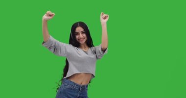 Tasasız kadın kulaklıkla en sevdiği müziği dinlerken dans ediyor.