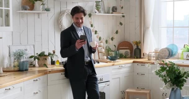 Empresário Bebendo Café Mensagens Texto Usando Telefone Celular Cozinha — Vídeo de Stock