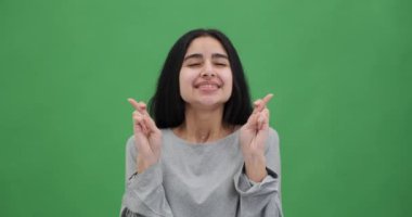 Kadının portresi dileğinin gerçekleşmesi için dua ediyor.