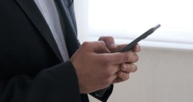 Cep telefonu kullanan işadamının elleri