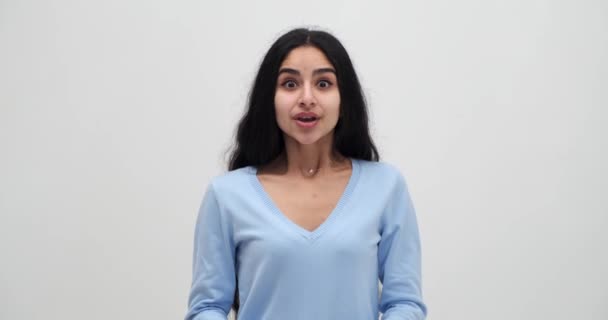 Şaşırmış Genç Bir Kadın Heyecanla Çırpıyor — Stok video