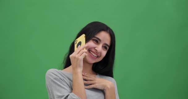 Mujer Riendo Mientras Habla Teléfono Móvil — Vídeo de stock