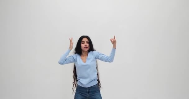 Молода Жінка Весело Танцює Білому Тлі — стокове відео
