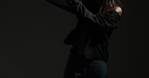 Активная Женщина Спортивном Лифчике Расстегнутой Рубашке Танцующая Стиле Хип Хоп — стоковое видео