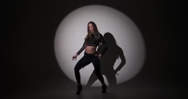 専門家女性で黒ドレスダンス官能的なセクシーダンス上の床でスポットライト — ストック動画