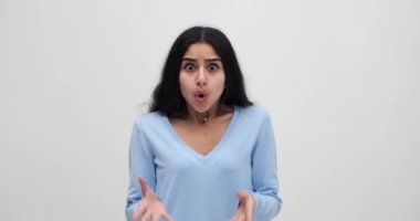 Şok olmuş bir kadının portresi parmağını sallayarak ve kollarını çapraz tutarak hayır diyor.